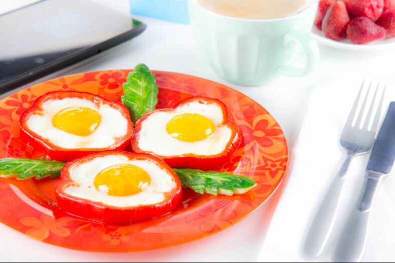Fried eggs in pepper - a hearty dish in the diet menu of eggs