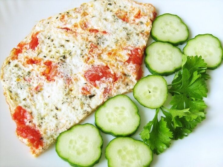 Protein omelet with cheese and vegetables - a delicious option for breakfast on an egg diet