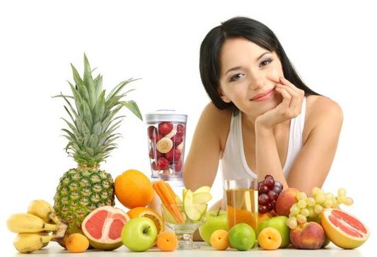 girl preparing fruit smoothies for weight loss